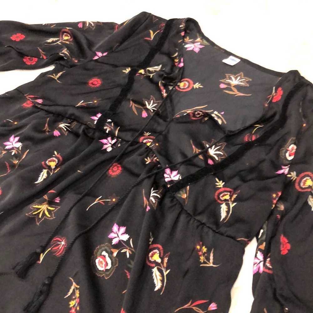 🌻 Old Navy black floral peasant blouse - Picture 2 of 10